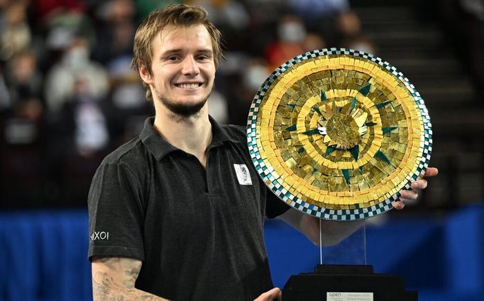 仅造就了他 仅造就了他